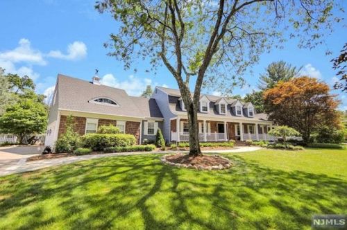 979 Lily Pond Ln, Franklin Lakes, NJ 07417-1056
