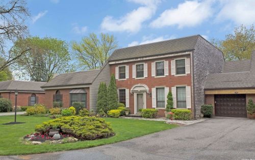 122 Admirals Dr, Bayshore, NY 11706-8135