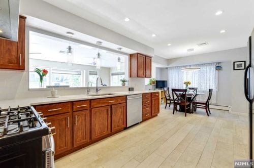28 Iris Cir, Ridgewood NJ  07452-3428 exterior