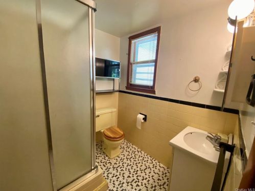 5 Court Ln, Fishkill NY  12524-2432 exterior