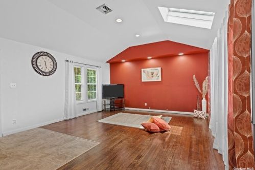 11 Lincoln Ave, Wheatley Heights NY  11798-4201 exterior