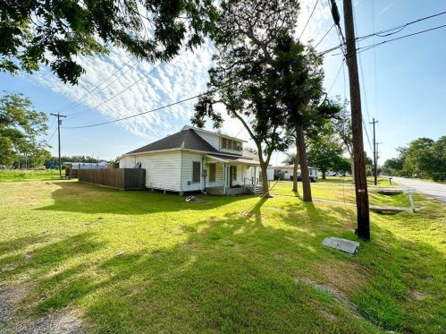 8228 Neville Ave, Hitchcock, TX 77563-3225