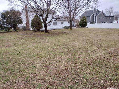 44 Oleeta Rd, Mount Sinai, NY 11766-2505