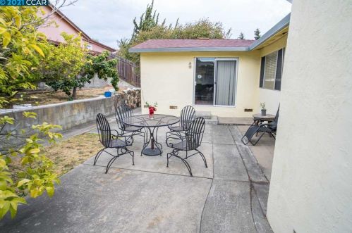 2699 Shamrock Dr, Richmond CA  94806-1555 exterior