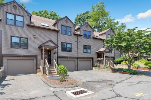 5 Eagle Rock Cir, Upper Stepney, CT 06468-2637
