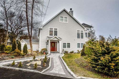 22 Barry Ln, Blue Point, NY 11715-2101