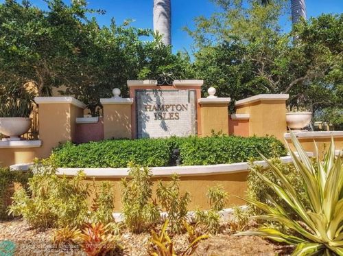 704 106th Ave, Hollywood FL  33025-6911 exterior