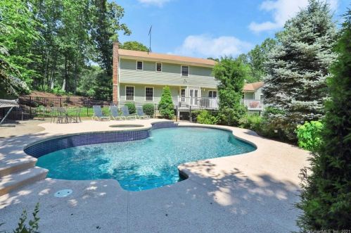 54 Old Hollow Rd, Bridgeport, CT 06611-5523