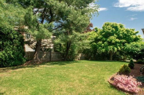 34 Dusk Dr, New Rochelle NY  10804-2902 exterior