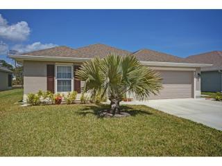 437 Briarcliff Cir, Sebastian, FL 32958-8696