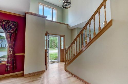 670 Majestic View Ln, Oconomowoc, WI 53066-6507