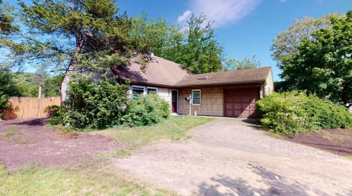 215 Avondale Dr, South Setauket, NY 11720-2872