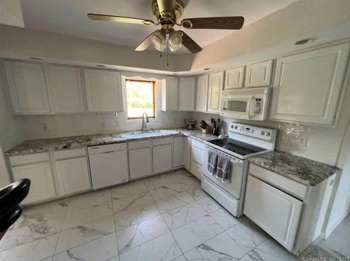 390 Boston Post Rd, Waterford CT  06385-1508 exterior
