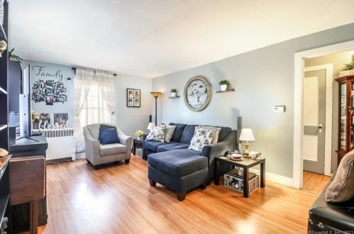25 Overlook Ave, Waterbury, CT 06708-1215