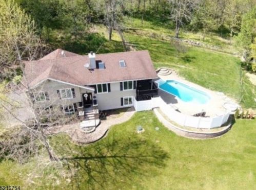 11 Kearny Dr, Wantage NJ  07461-3928 exterior