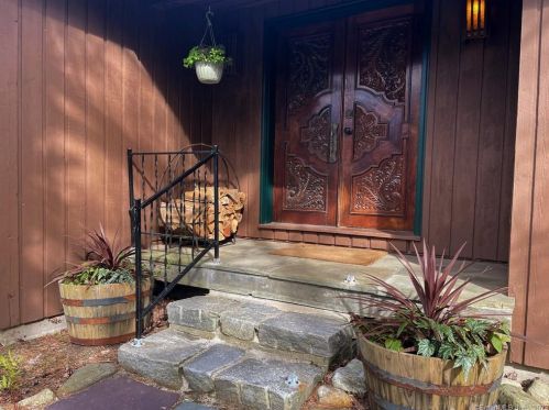 17 Dresden Cir, Goshen, CT 06756-2132