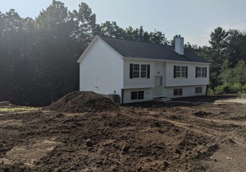 18 Oakwood Dr, Webster, MA 01570-3115