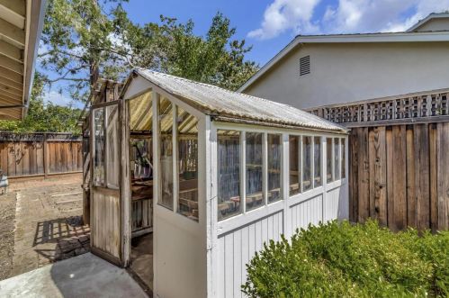 1558 Edgewood Dr, Palo Alto CA  94303-2819 exterior