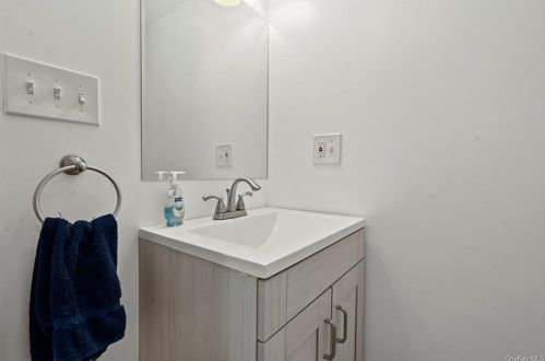 8 Heath Rd, Fishkill NY 12524-2024 exterior