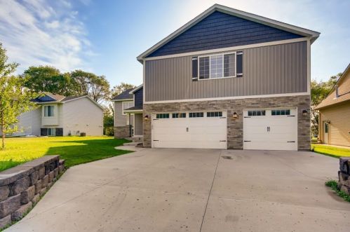 9067 Xylite St, Minneapolis, MN 55449-5011