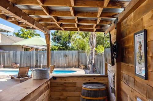 235 Grove Ave, Santa Rosa CA  95409-3813 exterior