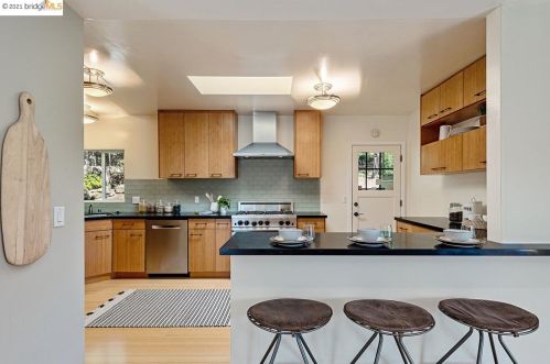 6730 Heartwood Dr, Oakland CA  94611-2337 exterior
