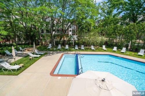 9 Lawrence Ct, Teaneck NJ  07666-6489 exterior