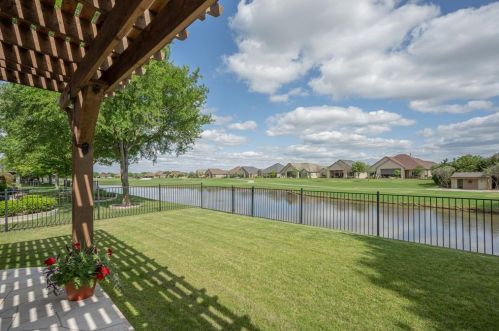 9513 Grandview Dr, Denton, TX 76207-6632