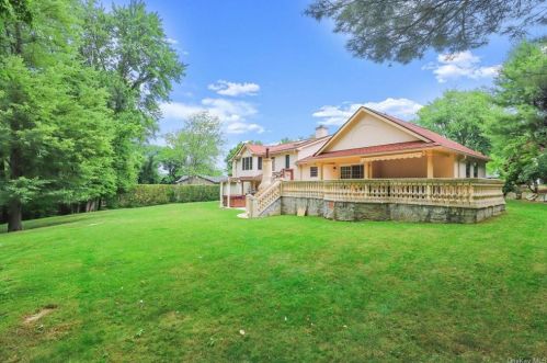 471 Bonnie Ct, Yorktown Hgts NY  10598-2001 exterior