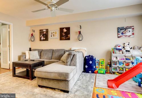 8125 Kingsview Ct, Springfield, VA 22152-1157