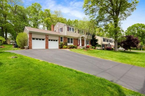 158 Skyview Dr, Stamford, CT 06902-1525