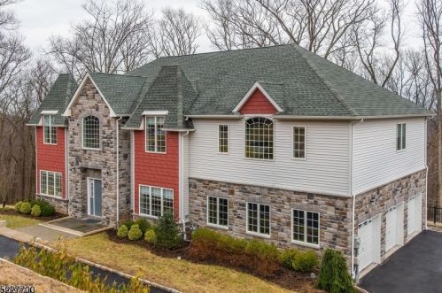 18 Puddingstone Rd, Greystone Park, NJ 07950-1114