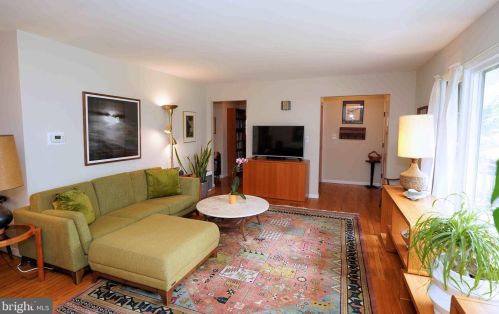 56 Roxboro Rd, Lawrence Township NJ  08648-3925 exterior