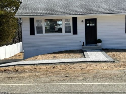 329 Dupont Ave, Hopatcong, NJ 07843-1751