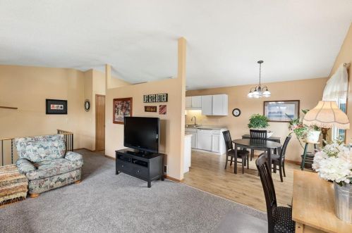 4401 Clover Ln, Saint Paul, MN 55122-2437