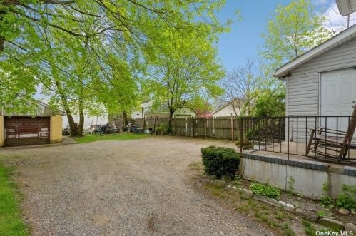 24 Pulaski Rd, Huntington Station NY  11746-1622 exterior