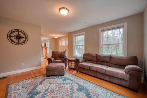 47 Floyd Rd, Derry NH  03038-4712 exterior