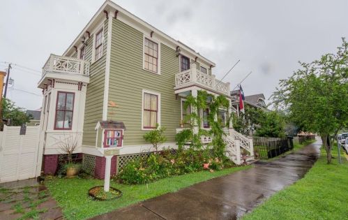 1305 Post Office St, Galveston, TX 77550-5042