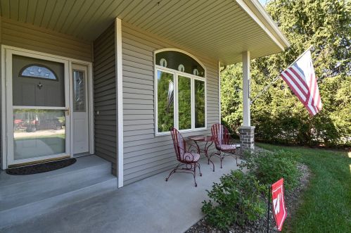 1475 Fairways Cir, Oconomowoc, WI 53066-4259