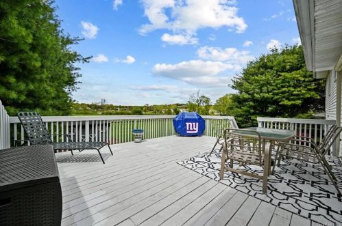 9 New Castle Dr, Washingtonville NY  10992-1735 exterior