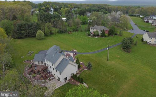 225 Sonny Dr, Wind Gap, PA 18091-9018