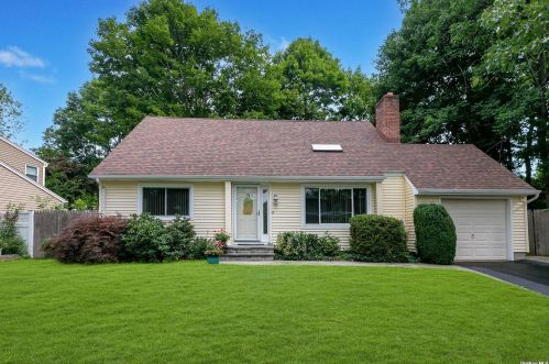 9 Madsen Ln, Elwood, NY 11731-1738