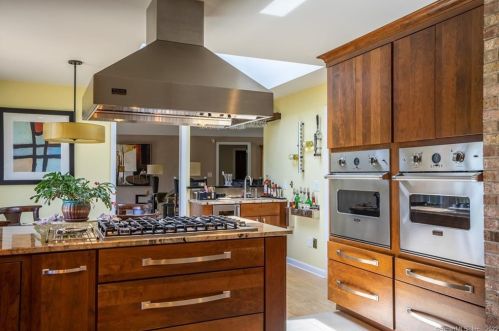 9 Stuart Dr, Bloomfield CT 06002-1524 exterior