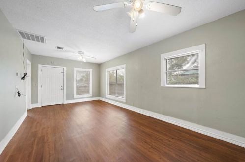 7113 Railroad Ave, Hitchcock, TX 77563-3615