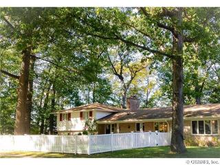 39 Carriage Ln, Rochester, NY 14617-2916