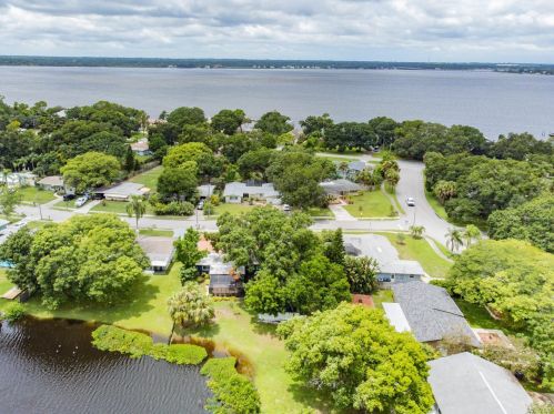 401 Country Club Dr, Oldsmar, FL 34677-3903
