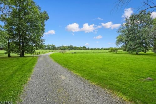 400 Larger Cross Rd, Bedminster NJ  07921-2724 exterior