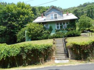1067 Poe Town St, Grundy, VA 24614-6172