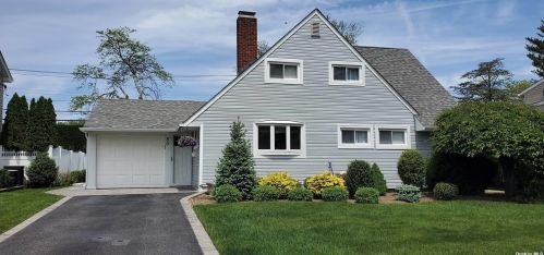 50 Pilgrim Ln, Westbury, NY 11590-6217