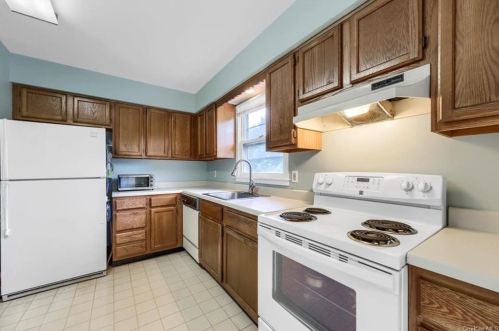 6 Belvoir Dr, Washingtonville, NY 10992-1738